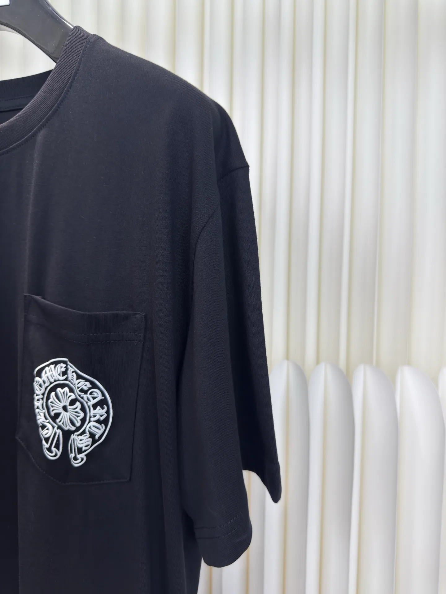 P250 Chrome Hearts Deadly doll co-branded short-sleeved version. Authentic version - physical counter - top luxury quality. 🆚Instant sale of all versions on the market. The fabric is made of 26-woven 200g cotton. Printing is very important. The ink used in the original version is beyond the standard printing. General printing factories have no ability to restore it. After running many factories, the time paid off. Size S M L